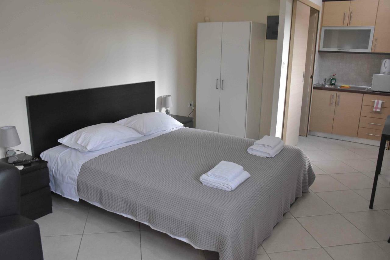 Avr Airport Deluxe Suites 4 Markópoulon المظهر الخارجي الصورة